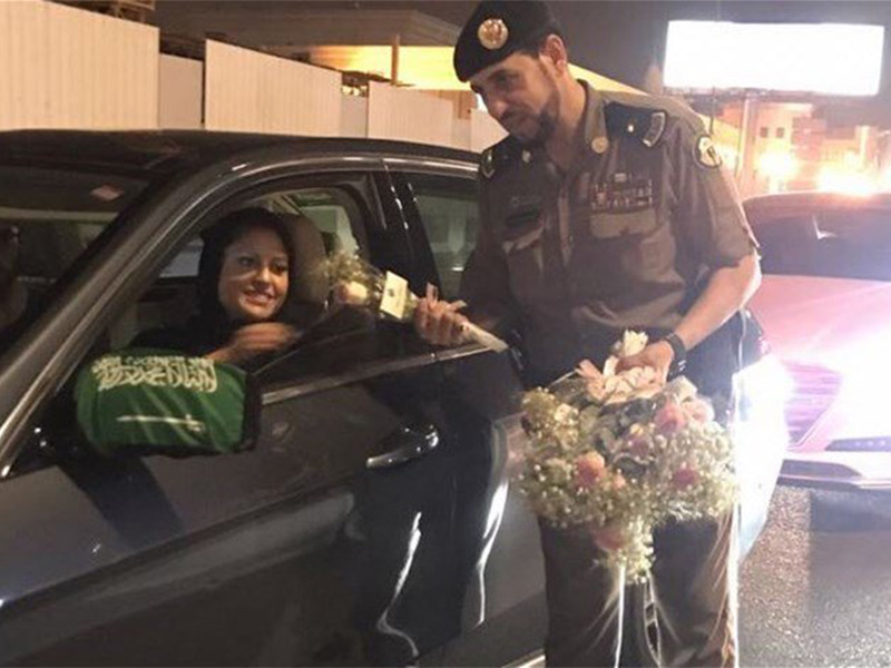 بالفيديو: الشرطة السعودية تُقدّم الورود للسائقات